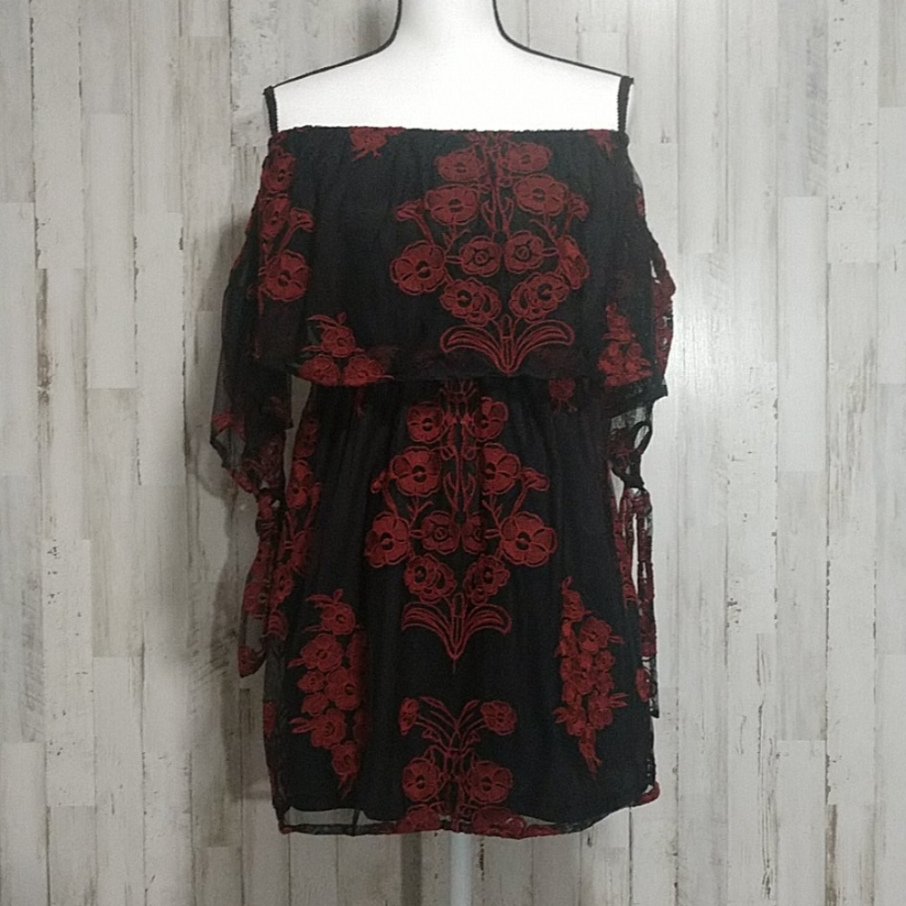 NWT The Hanger Embroidered Black & Red Tun…